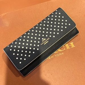 Perforated soft wallet (DAMAGED METALLIC BUTTON)